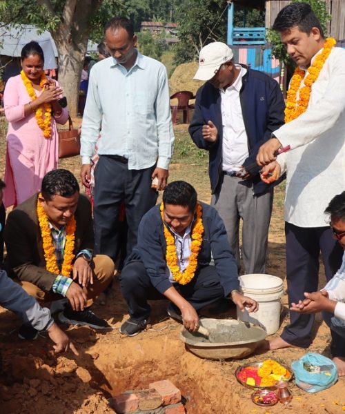राक्सिराङ्ग अध्यक्ष/उपाध्यक्षद्वारा ठाडेचुरीमा आयुर्बेद औषधालय भवनको शिलान्यास