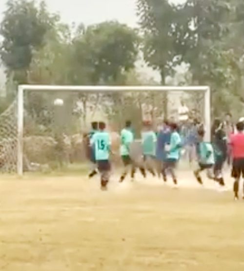 दर्शक, खेलाडी भन्छन् गोल रेफ्री पहिले गोल पछि फल, आयोजक तिरिमिरी