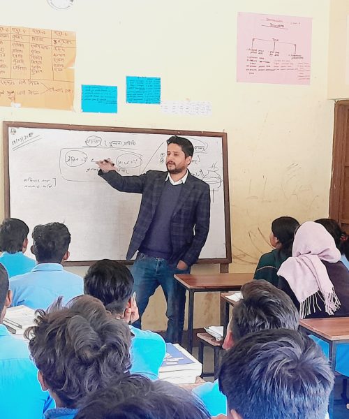 राक्सिराङ्गको सामाजिक बिकाश  शाखा प्रमुख अधिकारी  आफै कक्षा लिदै : बिद्यार्थी उत्साहित