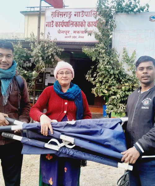 मानव अधिकार समूहको पहलमा पालिकाद्वारा स्टेचर सहयोग