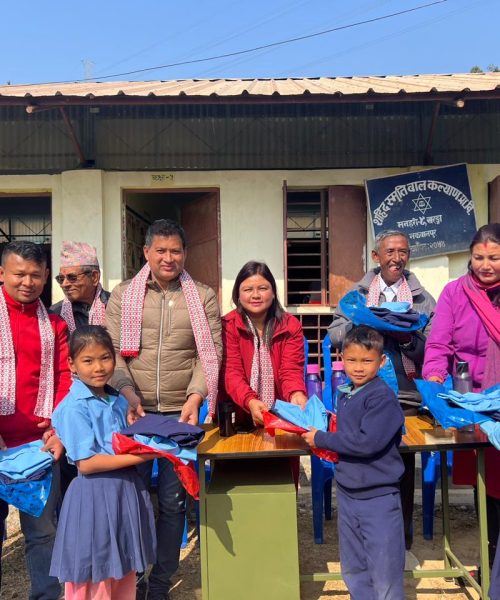 आफ्नो वडाका स्कुले नानिबाबुलाई सम्झदै ३ परदेशीको १ सय ६५ थान  बिधालय पोसाक उपहार