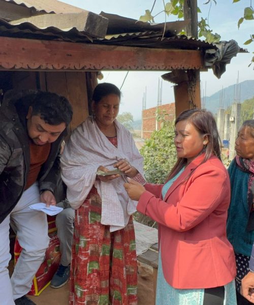 अग्नि पीडित उपचार सहयोगार्थ पालिका उपाध्यक्ष सहित कर्मचारीद्वारा  ३२ हजार सहयोग