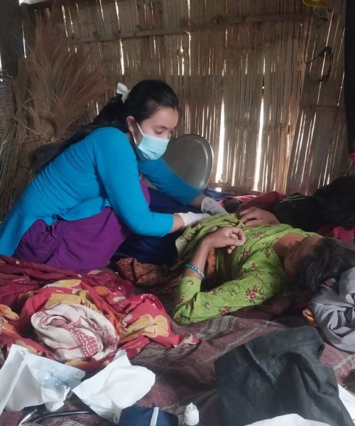 तीन  घण्टा हिडेरै प्रसुती गराउन पुगे राक्सिराङ्गका स्वास्थकर्मी लामा