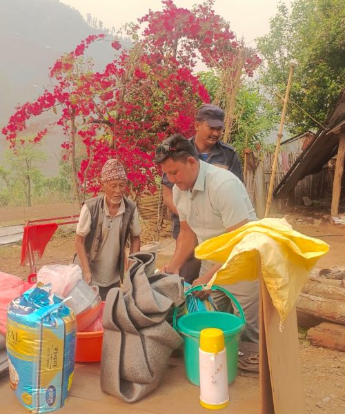 बिजुली सर्टका कारण घर गुमाएका मगरलाई वडा कार्यालयद्वारा आपतकालीन राहत प्रदान