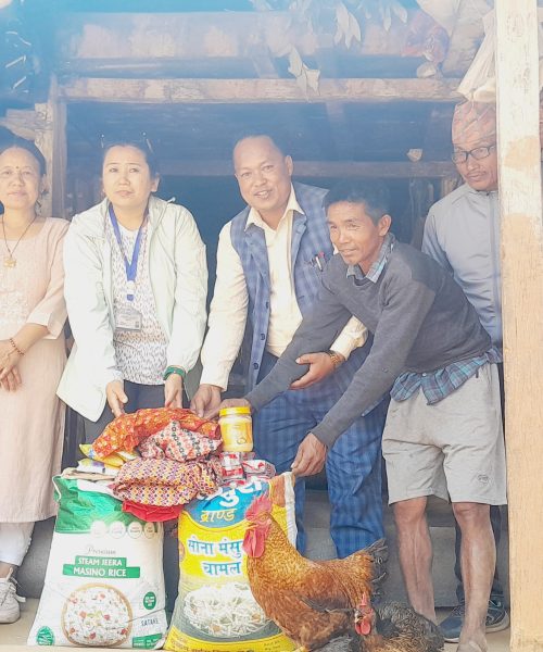 माईती नेपाल र हिमराईट्स लगाएतका टोलि सहयोग सहित  सुत्केरी महिलालाई भेट्न पुगे
