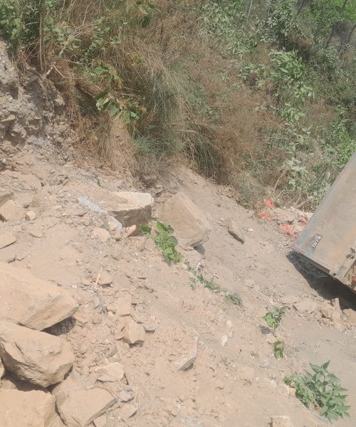 साईको मोडमा टिपर खस्यो चालक सह चालक सामान्य घाईते