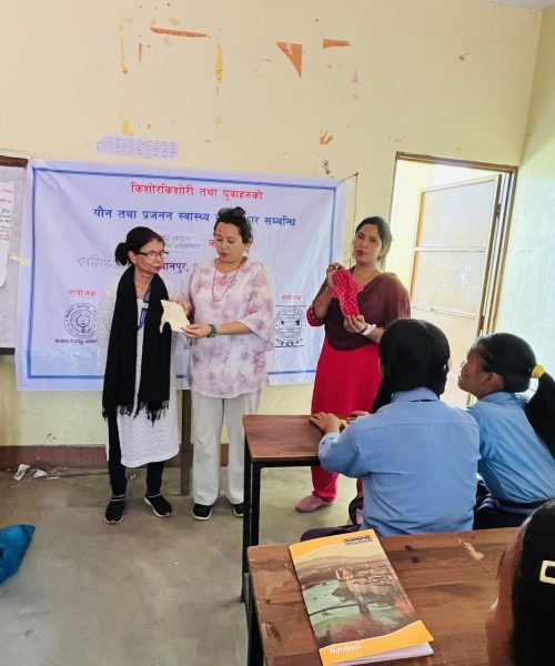 राक्सिराङ्गमा महिनावारी स्वच्छता शिक्षा  सम्बन्धी स्कुले छात्राहरुसङ्ग एक दिने अभिमुखिकरण