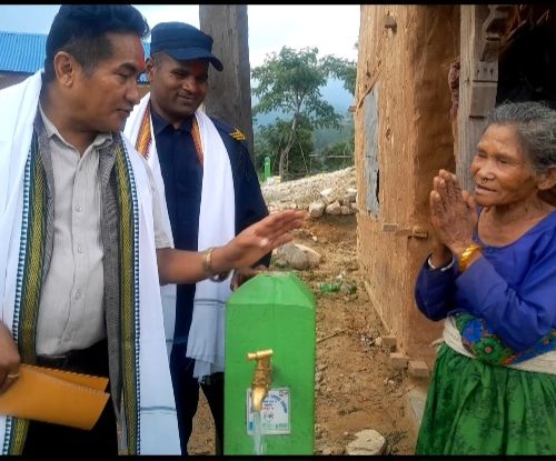 खैराङ्गको ३२ घरधुरीको घर घरमा खानेपानी पालिका अध्यक्ष मल्लद्वारा उद्घाटन
