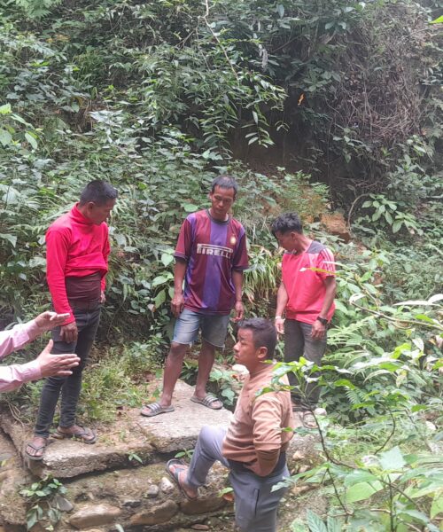 भिमानका जनतालाई पानी खुवाउदै मनहरी २ का अध्यक्ष पाख्रीन