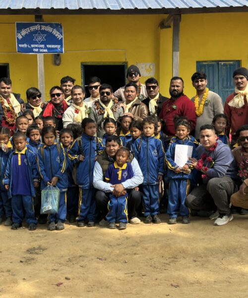 मनहरीका मोबाईल ब्याबसायीहरुद्वारा बालभञ्ज्याङ्गका ७२ जना बिद्यार्थीलाई स्टेसनरीका सामान सहयोग