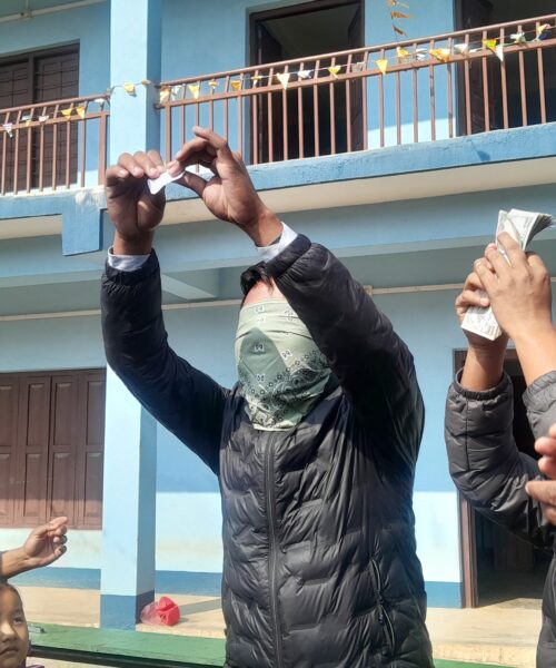 चिट्ठा कार्यक्रमको पहिलो पुरस्कार नगद  ५० हजार रुपैया स्वस्तिक क्रसरले जित्यो