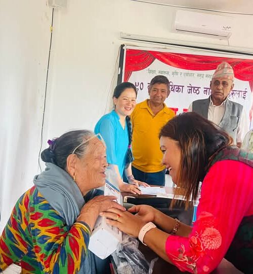 ९० बर्ष पुगेका  बा – आमालाई मनहरीद्वारा सम्मान सहित छाता,लौरो र थर्मस उपहार