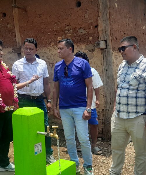 राक्सिराङ्गका चेपाङ बस्तिमा शौचालय सहित खानेपानी धारा , पालिका अध्यक्षद्वारा अनुगमन