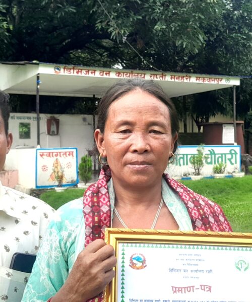 खोरिया संरक्षणको लागि गठित कबुलियत वन समूह उत्कृष्ट बन्दा खुशिले दङ्ग मधुमाया