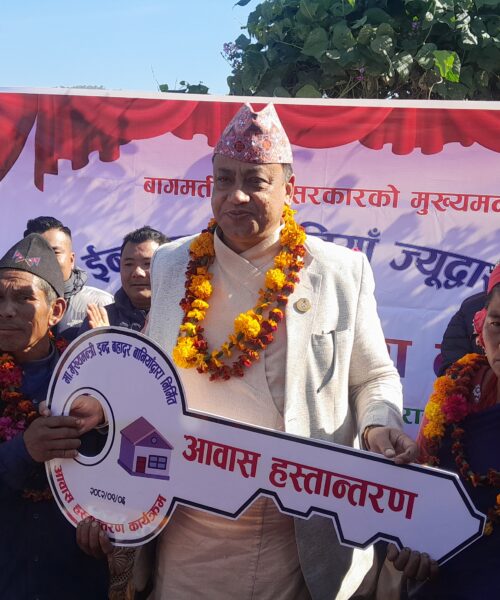 मुख्यमन्त्री बानियाँद्वारा एकल दलित देखि निशन्तान प्रजा दम्पतीलाई घर उपहार