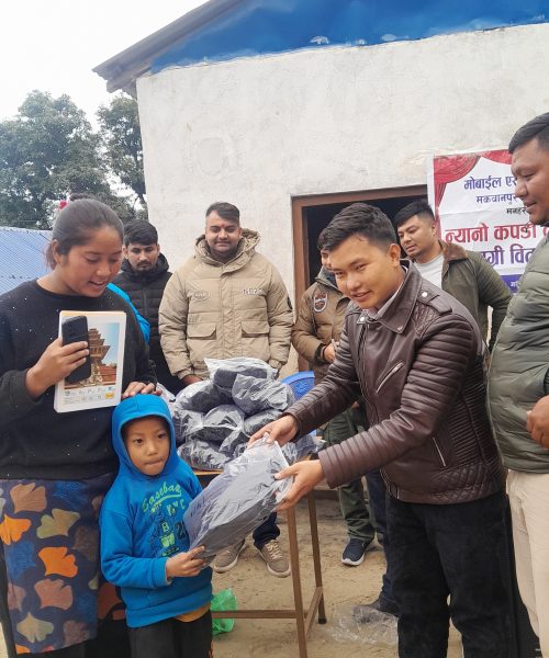 म्यान मनहरीद्वारा बालबालिकालाई स्टेशनरी सहित न्यानो कपडा उपहार