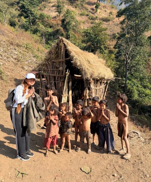 चर्चित सामाजिक अभियानता लोप्चनद्वारा राक्सिराङ्गका  ७५ परिवारलाई खाद्यान्न र लत्ताकपडा सहयोग गर्दै